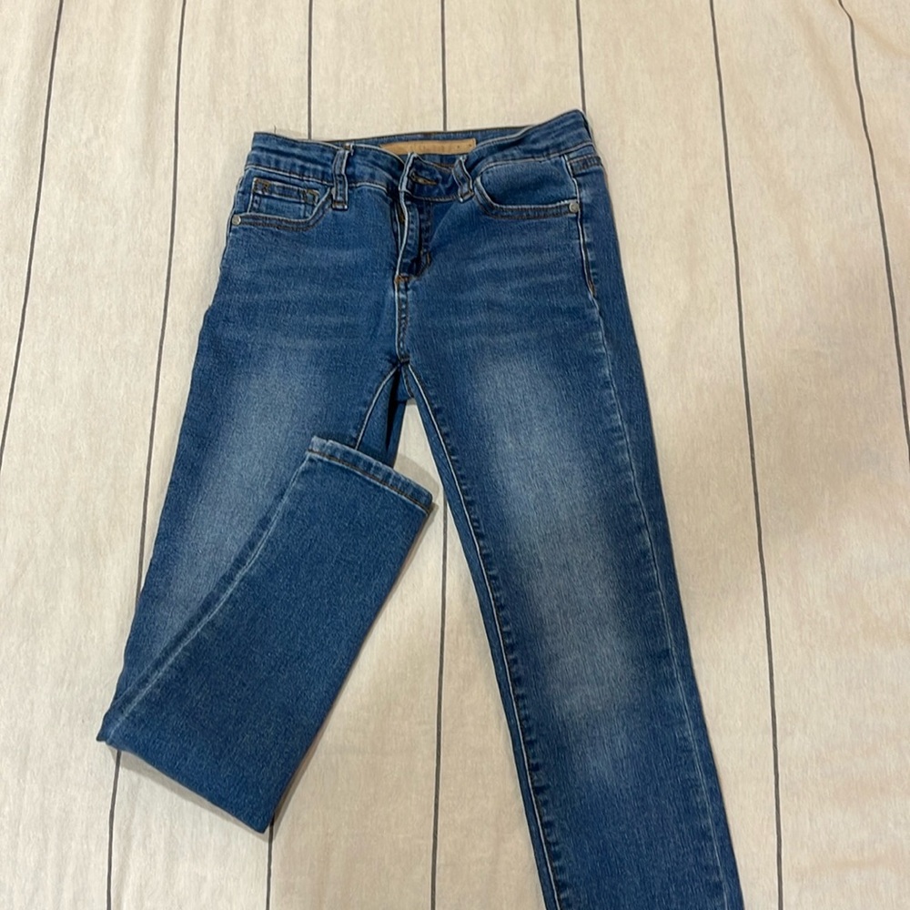 Girls size 10 Joes jeans skinny fit-stretchy denim. Adjustable waistline.